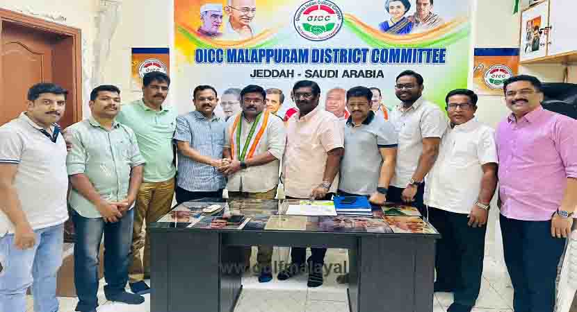 അബ്ദുള്ള വല്ലാഞ്ചിറയെ ഹക്കീം പാറക്കൽ ഷാൾ അണിയിച്ച് സ്വീകരിക്കുന്നു.